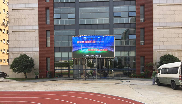 上海諾美國際學(xué)校戶外LED顯示屏由智彩科技定制、安裝