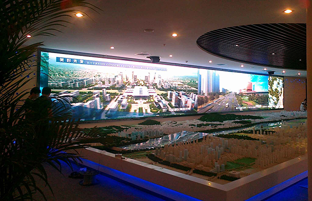 江蘇鹽城汽車商貿(mào)城展館P5室內(nèi)全彩LED顯示屏由上海智彩科技設(shè)計(jì)、安裝
